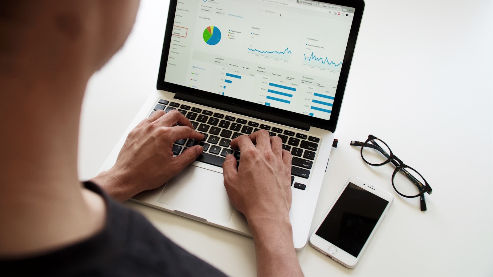 24 data analytics person using macbook pro pypeCEaJeZY