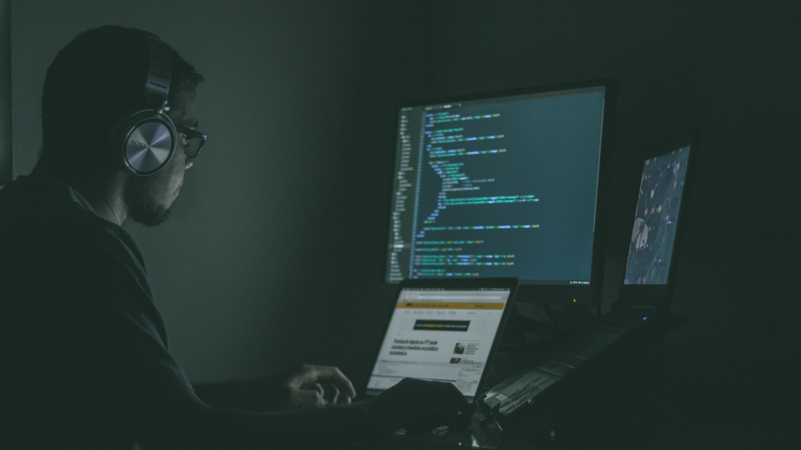25 cybersecurity person using laptop computers 9SoCnyQmkzI